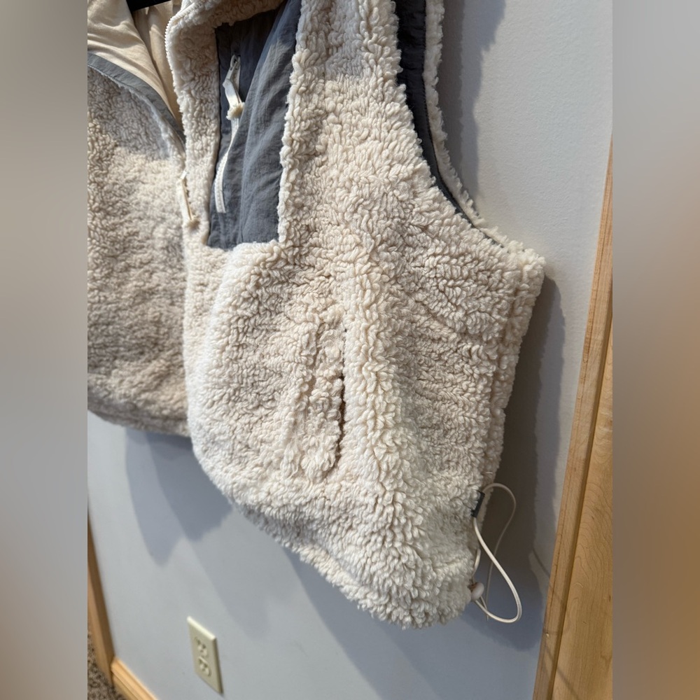 Oli & Hali Oversized Sherpa Vest - Picture 6 of 7